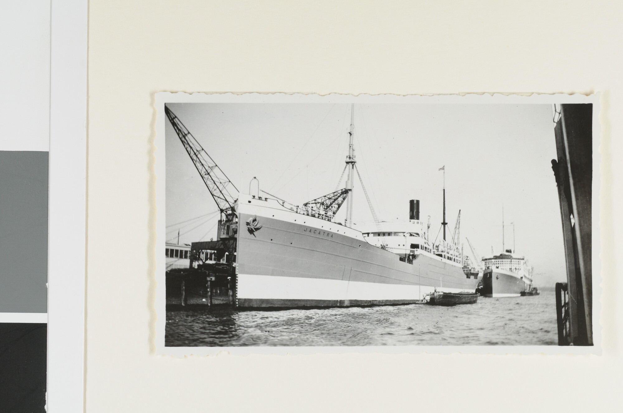 S.4380(04)432; Het vrachtschip ss. 'Jacatra' van de Rotterdamsche Lloyd afgemeerd in de haven van Amsterdam; foto