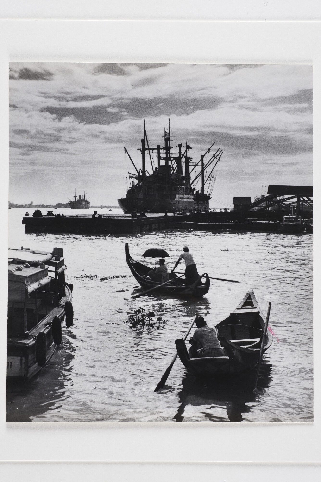 B.0227(1374); Het ms. 'Sabang' liggende aan de steiger in de haven van Rangoon; foto