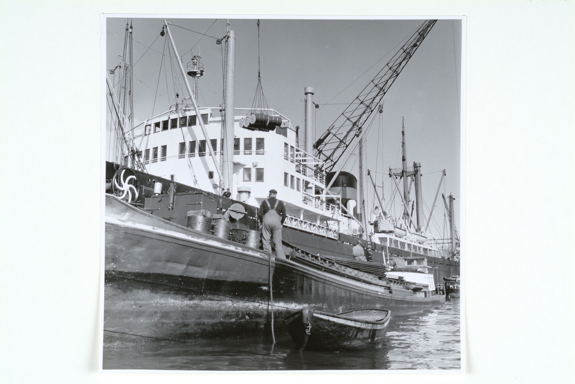 1998.0177; Fotos van het vrachtschip ms. Hoogkerk van de VNS afgemeerd aan de Javakade te Amsterdam; fotoreportage