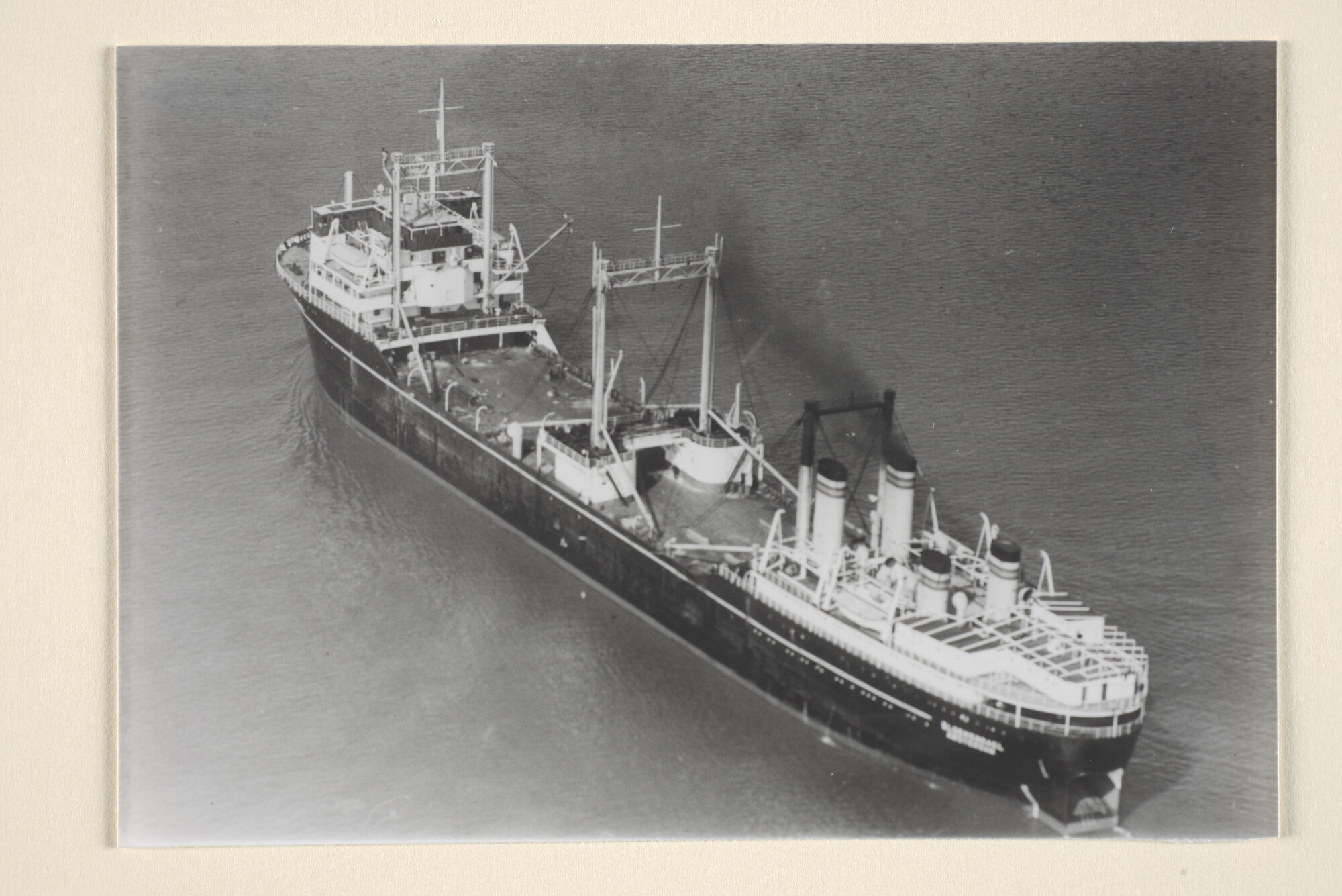 1996.0651; Een luchtfoto van de tanker ms. Bloemendael (ex- Willem Barendsz I) van de Nederlandsche Maatschappij voor de Walvisvaart; foto