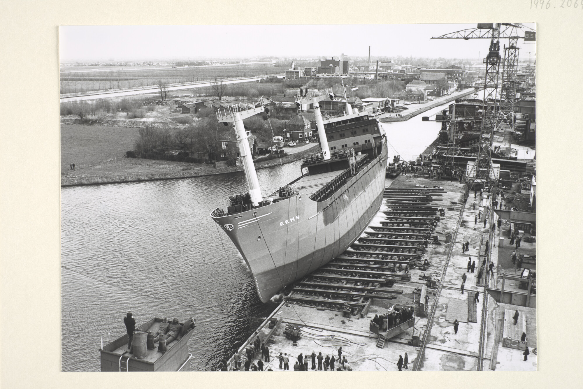 1996.2064; Foto's van de tewaterlating van de coaster ms. 'Eems' van C. Bos te Schiedam; fotoreportage