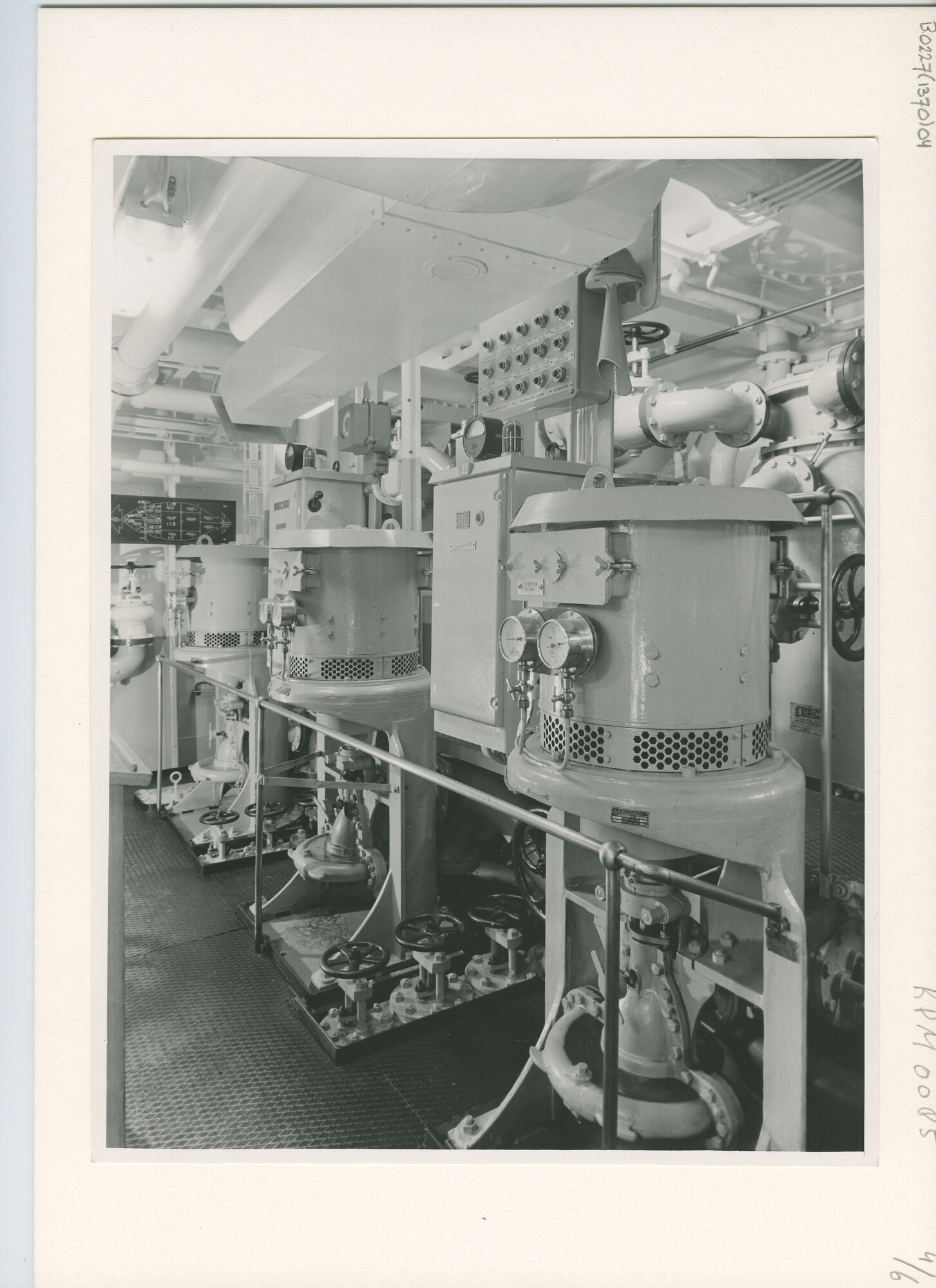 B.0227(1370)04; Interieurfoto's van de machinekamer van ms. 'Roggeveen'; foto