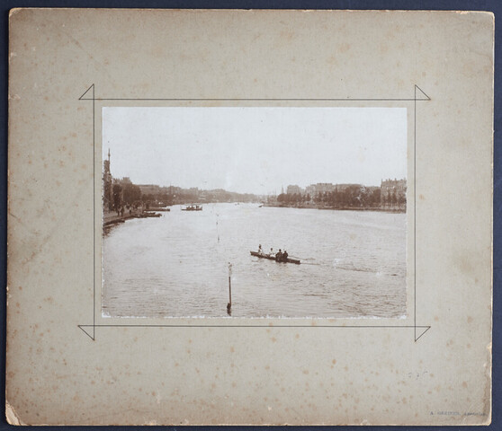 2009.0276; Zwart-wit foto van een wherry op de Amstel; foto