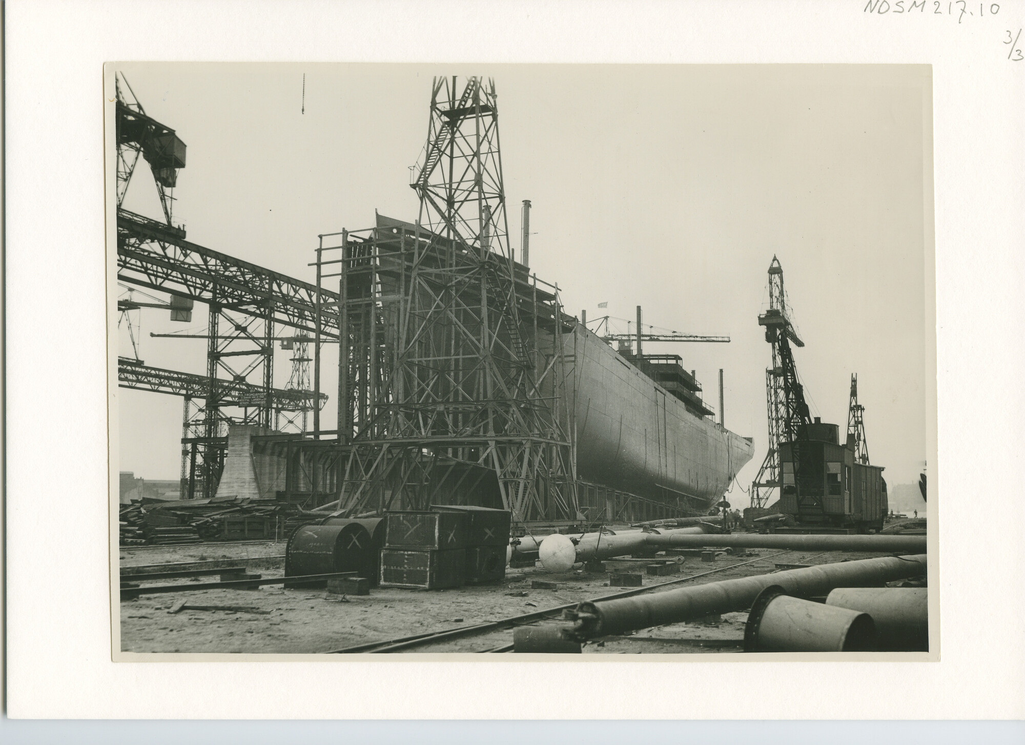 S.5444(0975)3; Foto van de tewaterlating van het Noorse vrachtschip ms. Trondanger ; foto