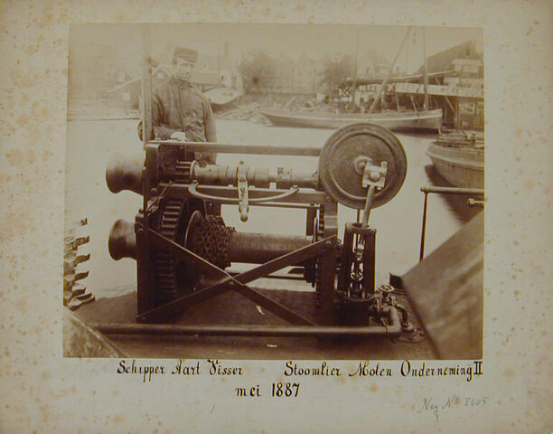 S.1156(06)311; Schipper Aart Visser staande bij de stoomlier voor de baggermolen Onderneming II; foto