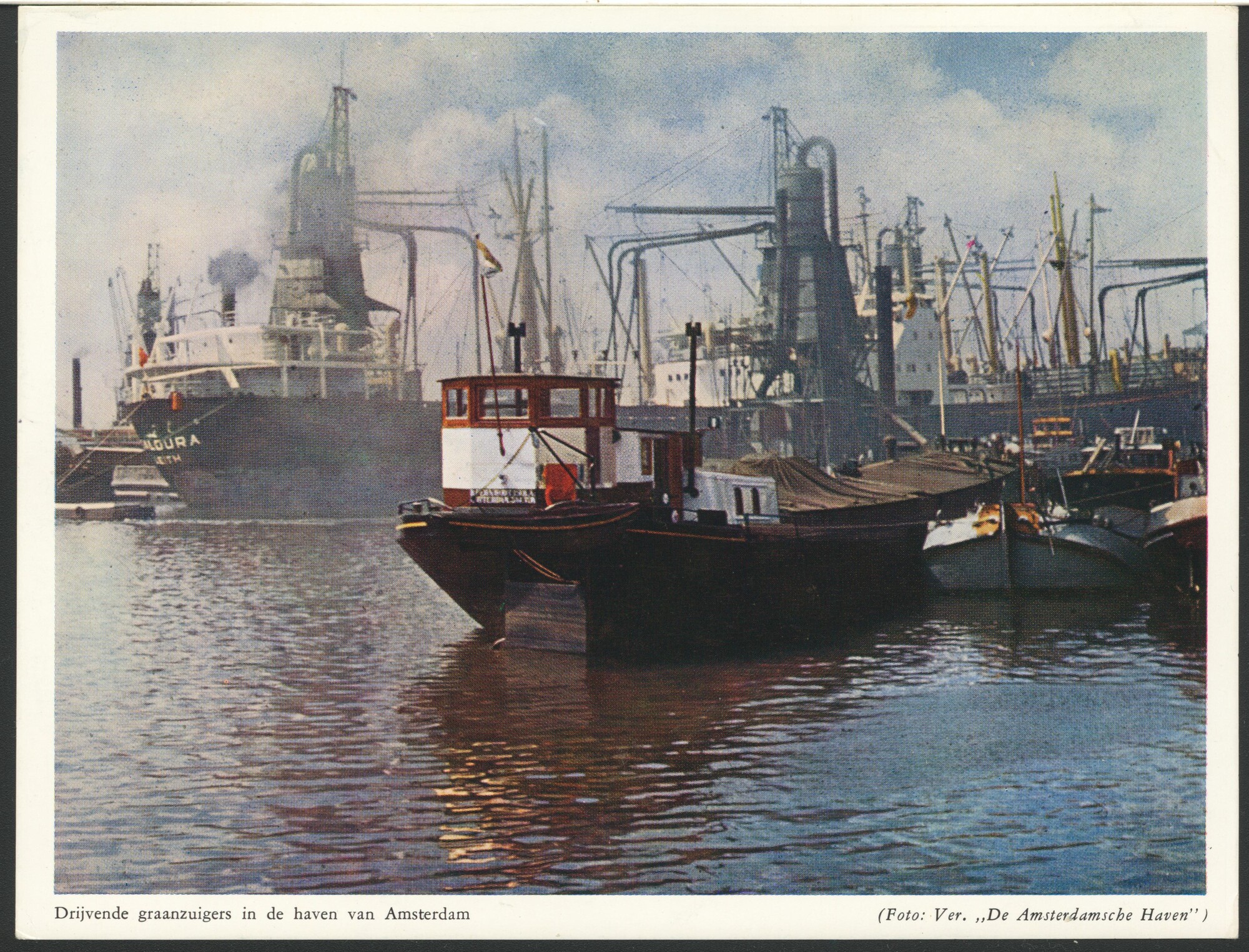 S.6408(0189); Drijvende graanzuigers lossen een vrachtschip in de haven van Amsterdam; reclamekaart