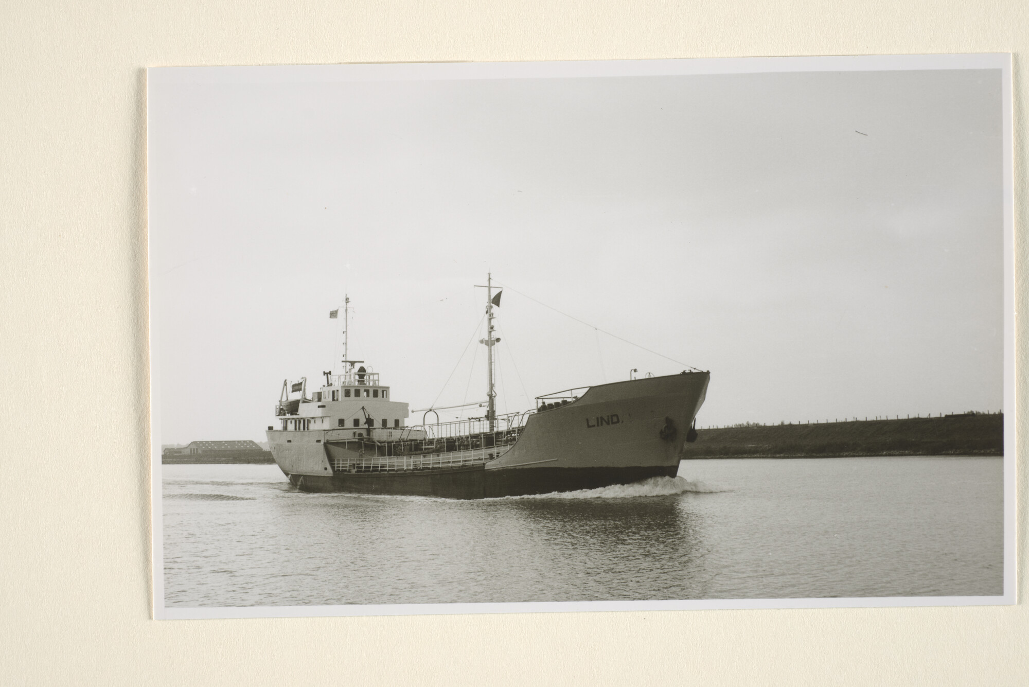 1996.2256; De kustvaarttanker ts. Linda vaart op een kanaal; foto