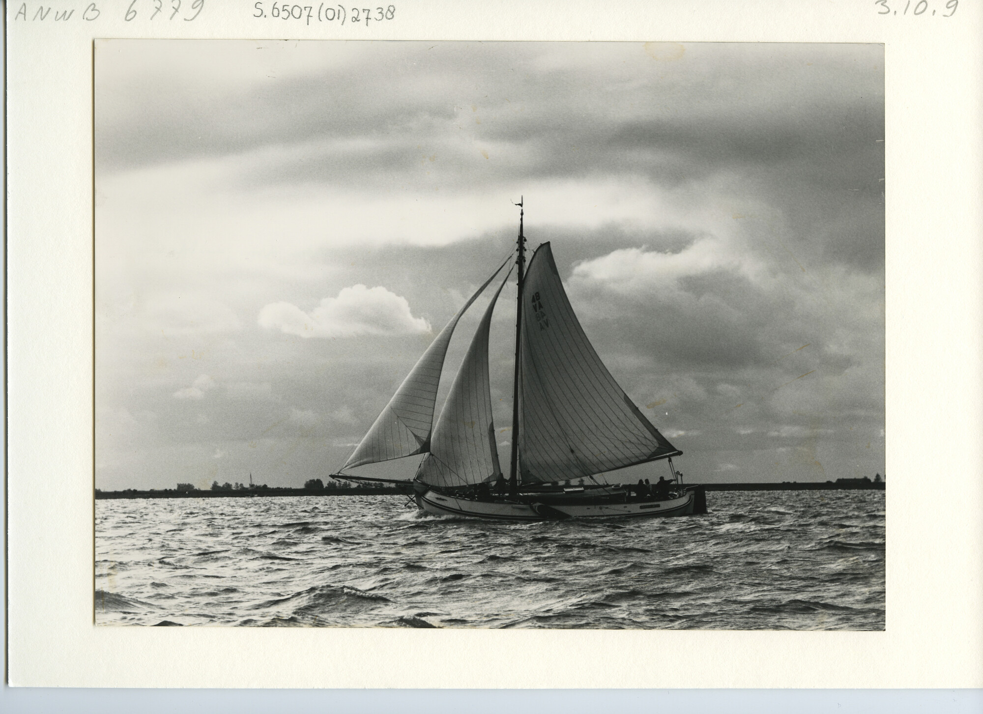 S.6507(01)2738; De finish van de 24 uurs race in Medemblik van de Lemsteraak Groote Beer, zeilnummer 48 VA; foto