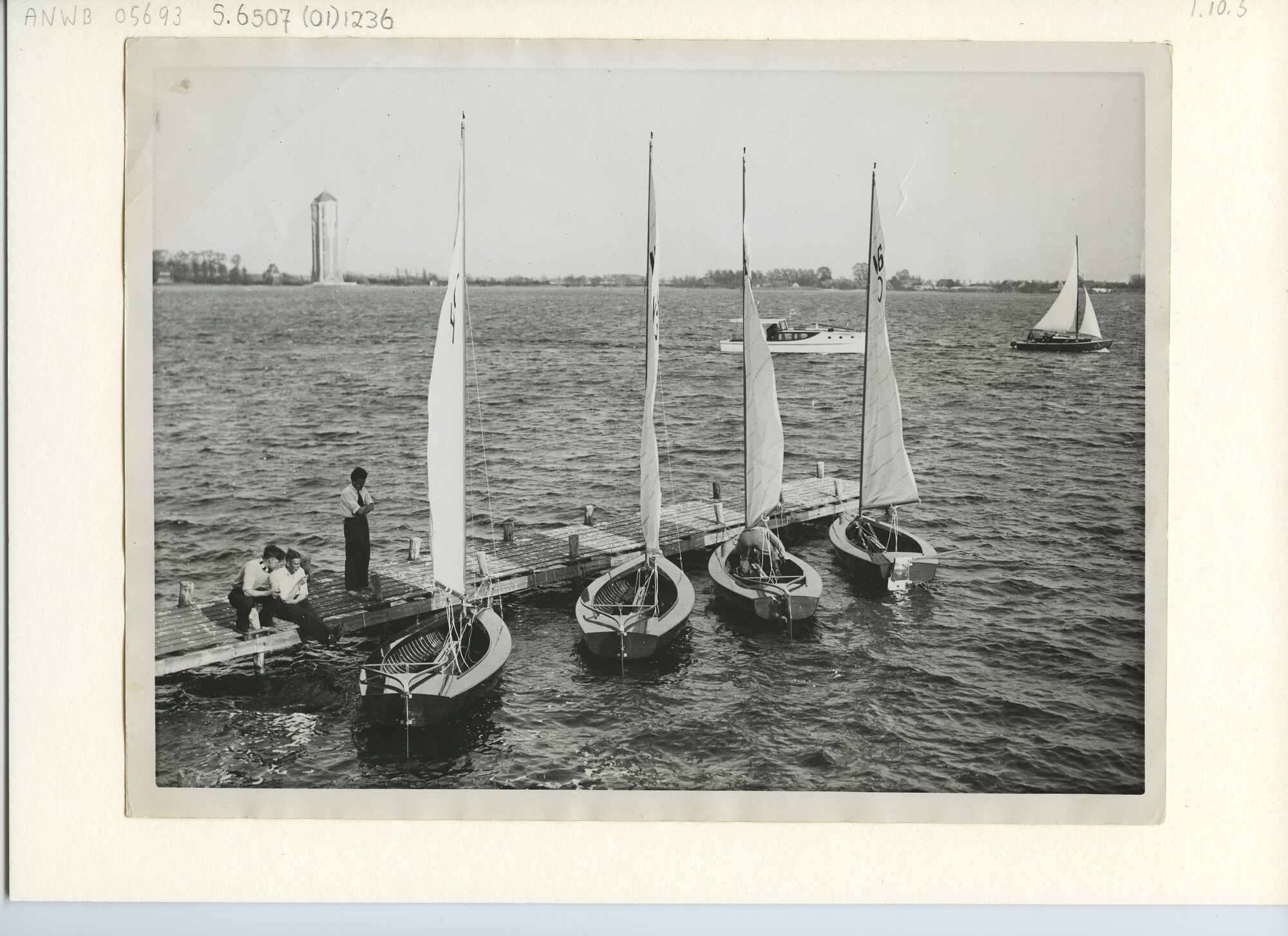 S.6507(01)1236; Foto Olympia-Jollen voor aanvang oefenwedstrijd op de Westeinderplassen; foto