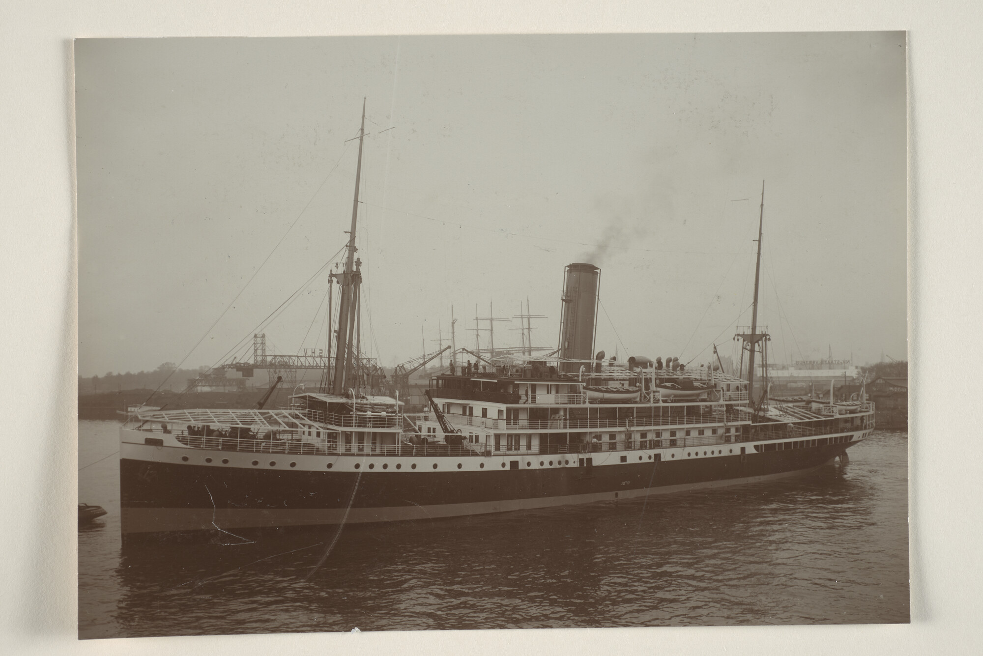 1994.1848; Het passagiersschip ss. 'Van der Wijck' van de KPM verlaat de haven van Rotterdam; foto