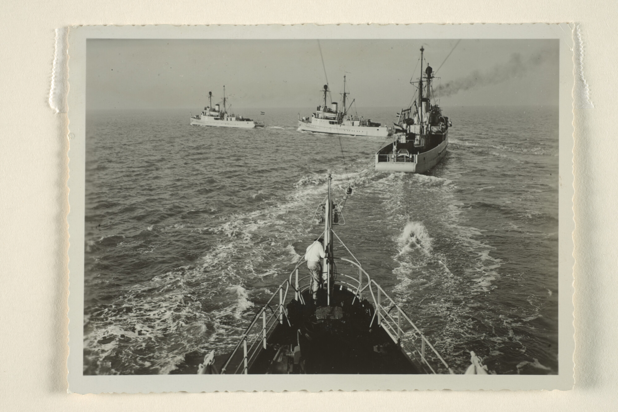 1995.1037; 'Nieuwe mijnenvegers in actie.' De mijnenvegers Hr.Ms. Pieter de Bitter; foto