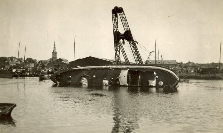 1993.6141; De eerste kantelproef van de zelfrichtende motorreddingboot Insulinde van [...]; foto