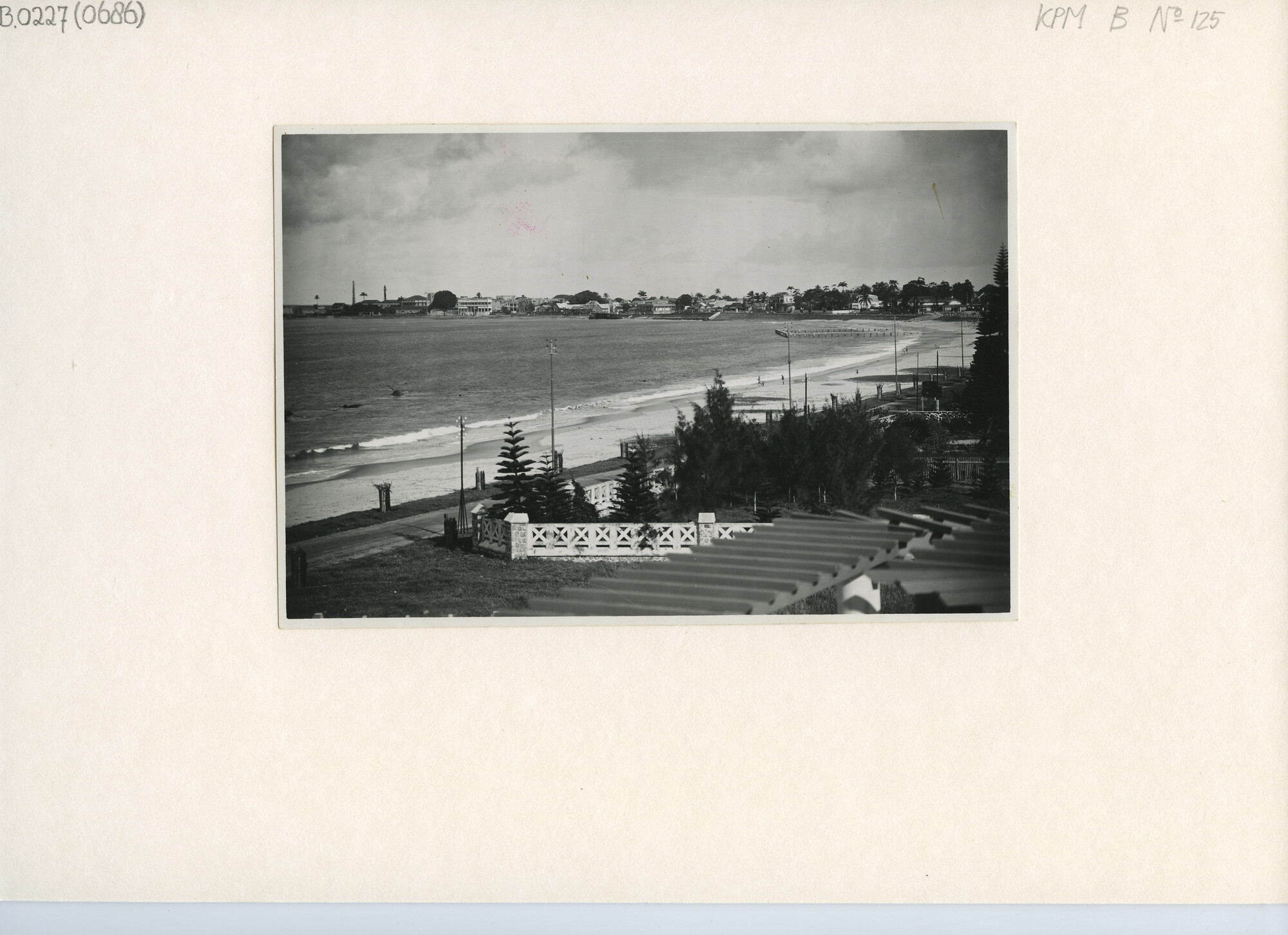 B.0227(0686); Gezicht op de kust: de rede van Tamatave (hoofdstad van Madagascar); foto