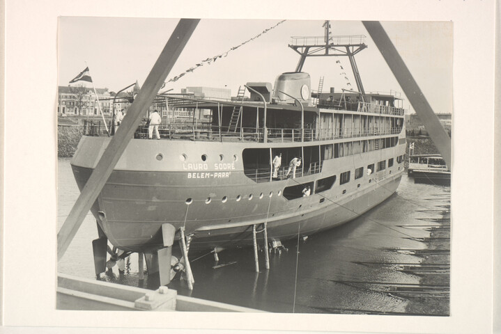 S.5219(12)0143; Foto's van de doop en de tewaterlating van het vracht- en passagiersschip ms. 'Lauro Sodré' vanaf de dwarshelling van de ASM; fotoreportage