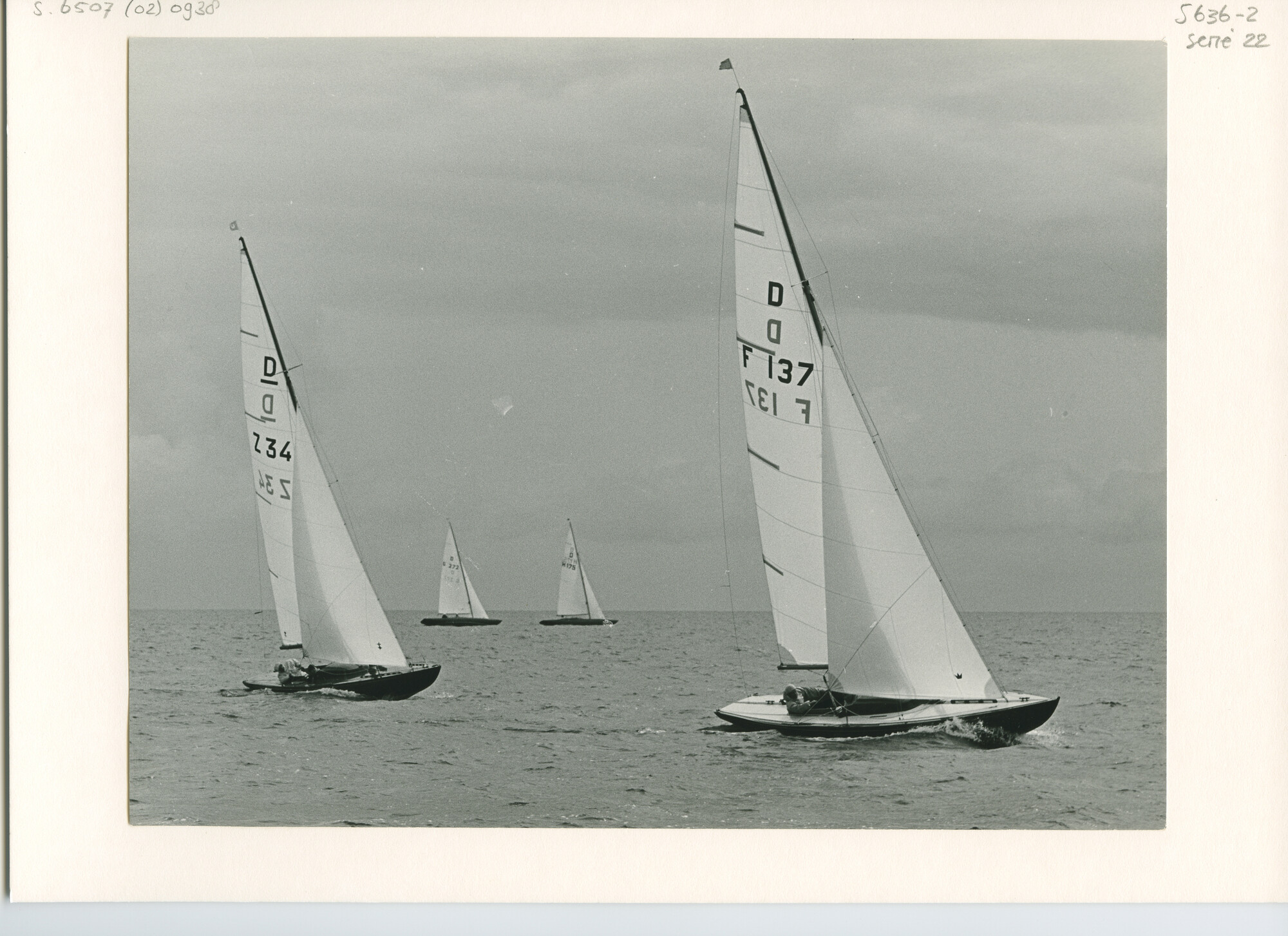 S.6507(02)0938.05; Zwart-wit foto van een wedstrijd in de Drakenklasse op het IJsselmeer voor Medemblik om de Internationale Dragon Gold Cup; foto