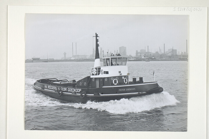 S.5219(12)0421; De havensleepboot 'Pieter Goedkoop' (6); foto