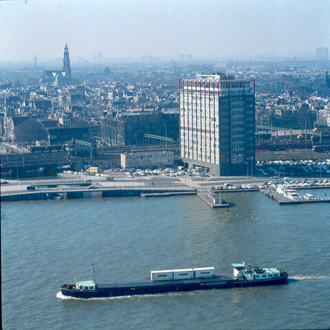 S.9100(7036); Dia van het binnenvaartschip 'Steenwijk' geladen met KNSM-containers op het IJ; diapositief