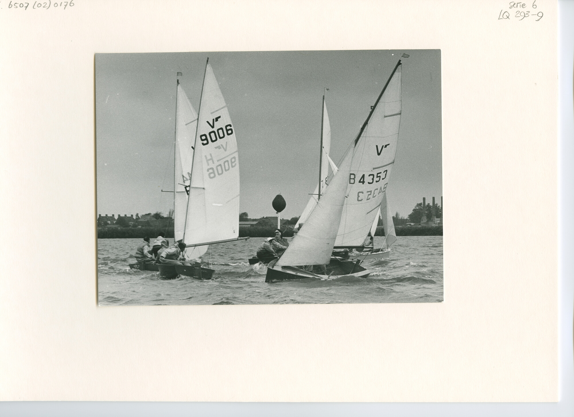 S.6507(02)0176.04; Zwart-wit foto van het Europees Kampioenschap Vaurien 1963 op het Alkmaardermeer; foto