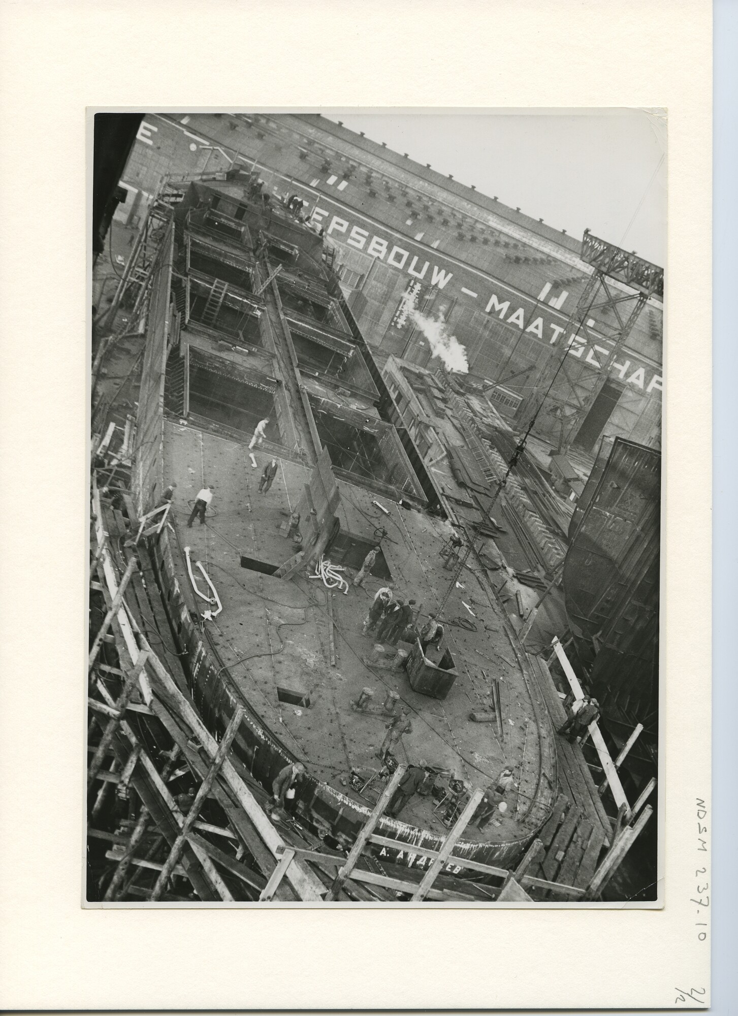 S.5444(1208)14; Foto van het vrachtschip ms. Walerii Meshlauk in aanbouw bij de NSM; foto