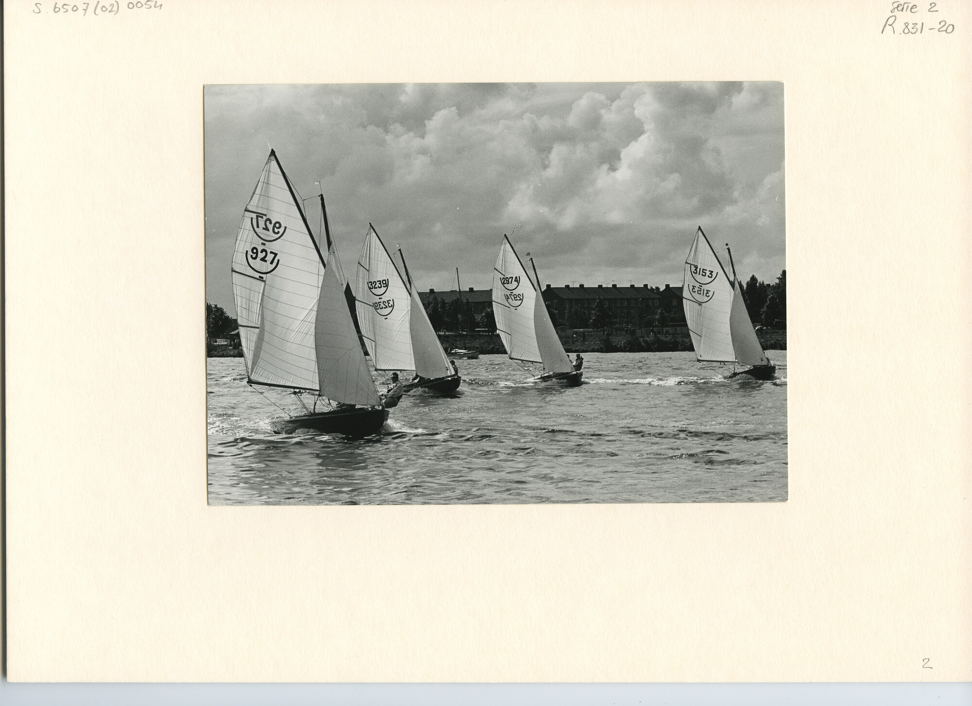 S.6507(02)0054.03; Zwart-wit foto van flinke wind tijdens een wedstrijd van de Haarlemse Jacht Club 1964; foto