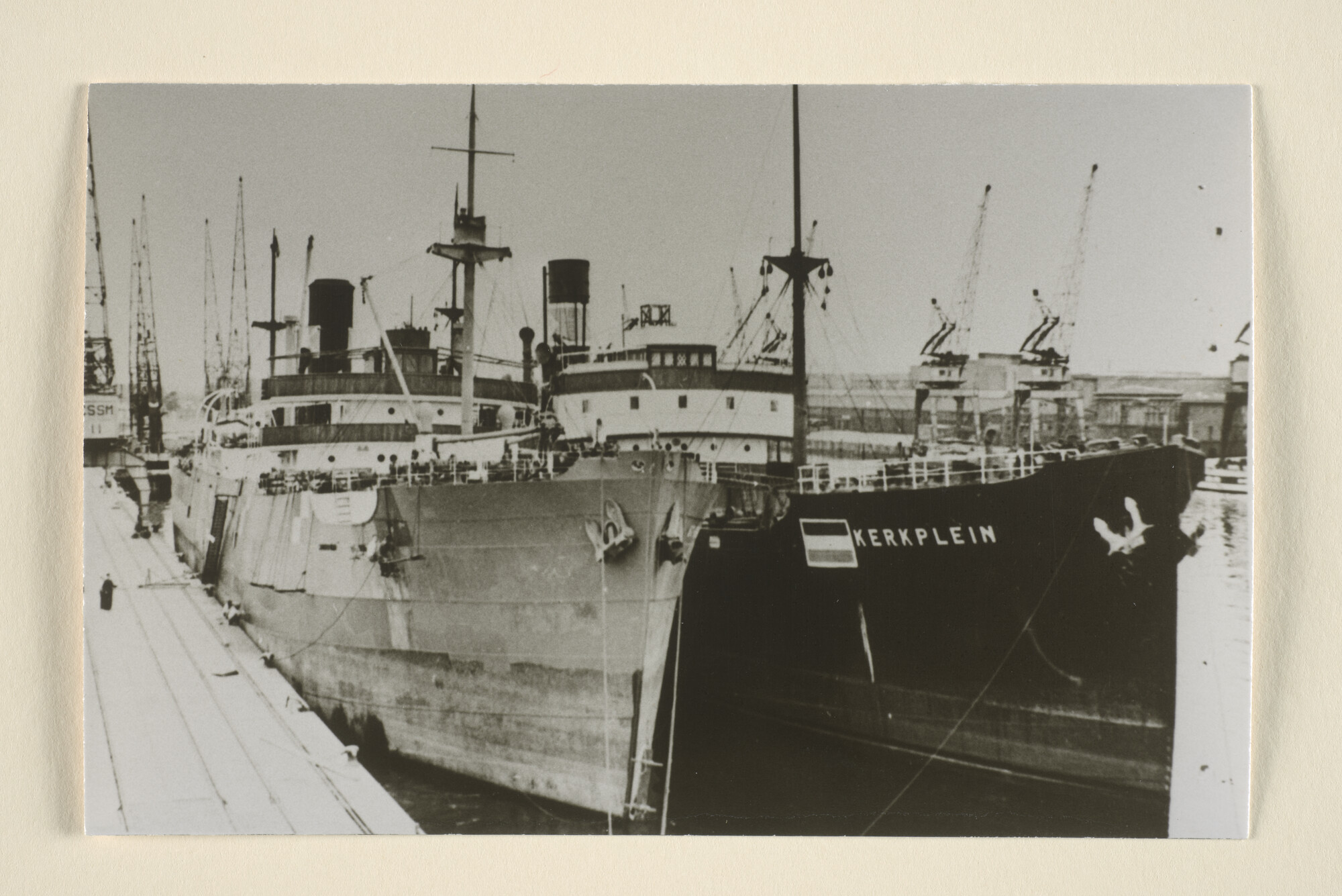 1996.1022; Het vrachtschip ss. Kerkplein (ex- Ramsey) van Stoomvaart Maatschappij Millingen ligt afgemeerd langs een Panamees vrachtschip in de haven van Rotterdam [...]; foto