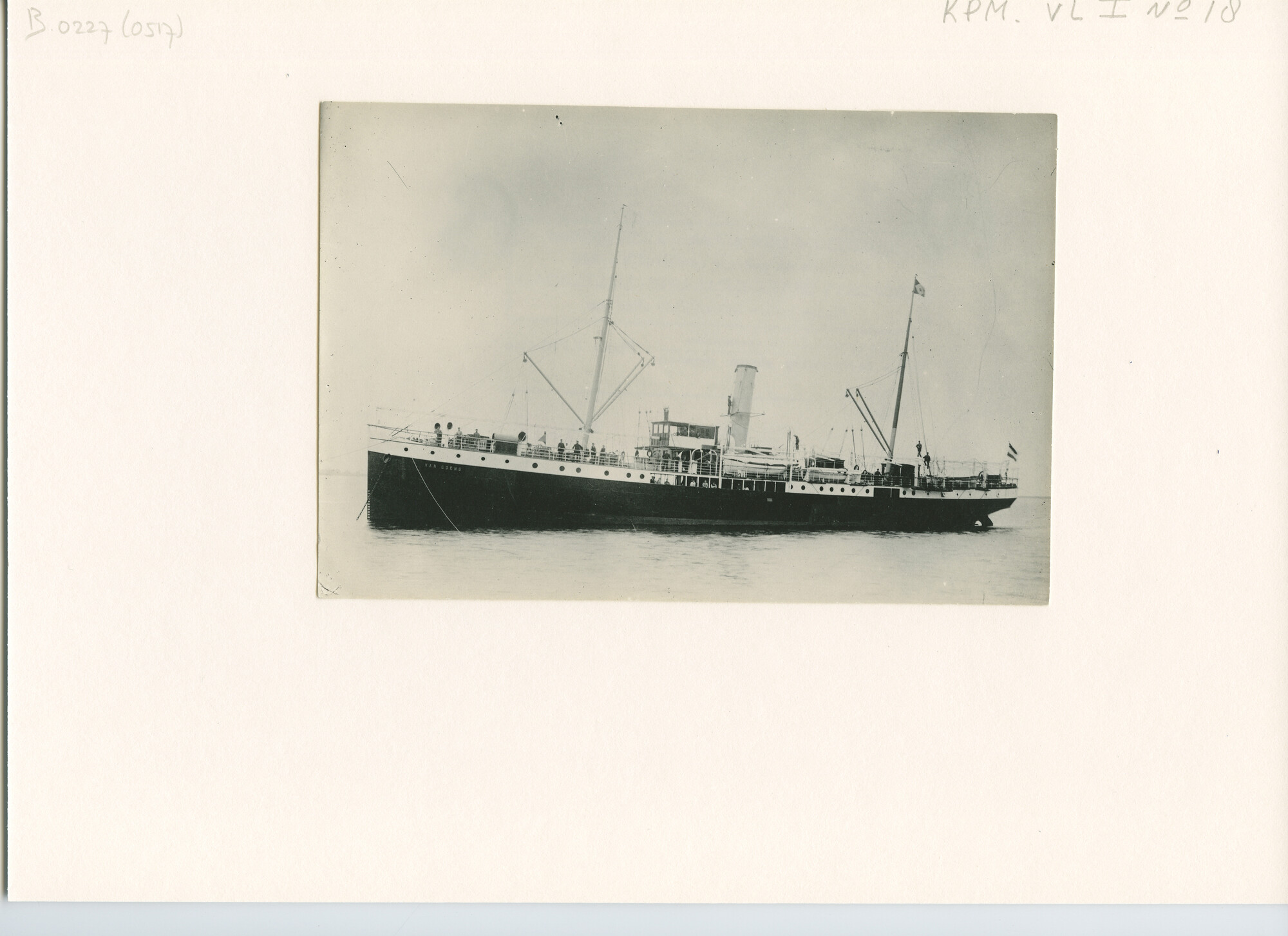 B.0227(0517); Foto van het ss. Van Goens van de KPM voor anker (vermoedelijk) in Nederlandse wateren; foto