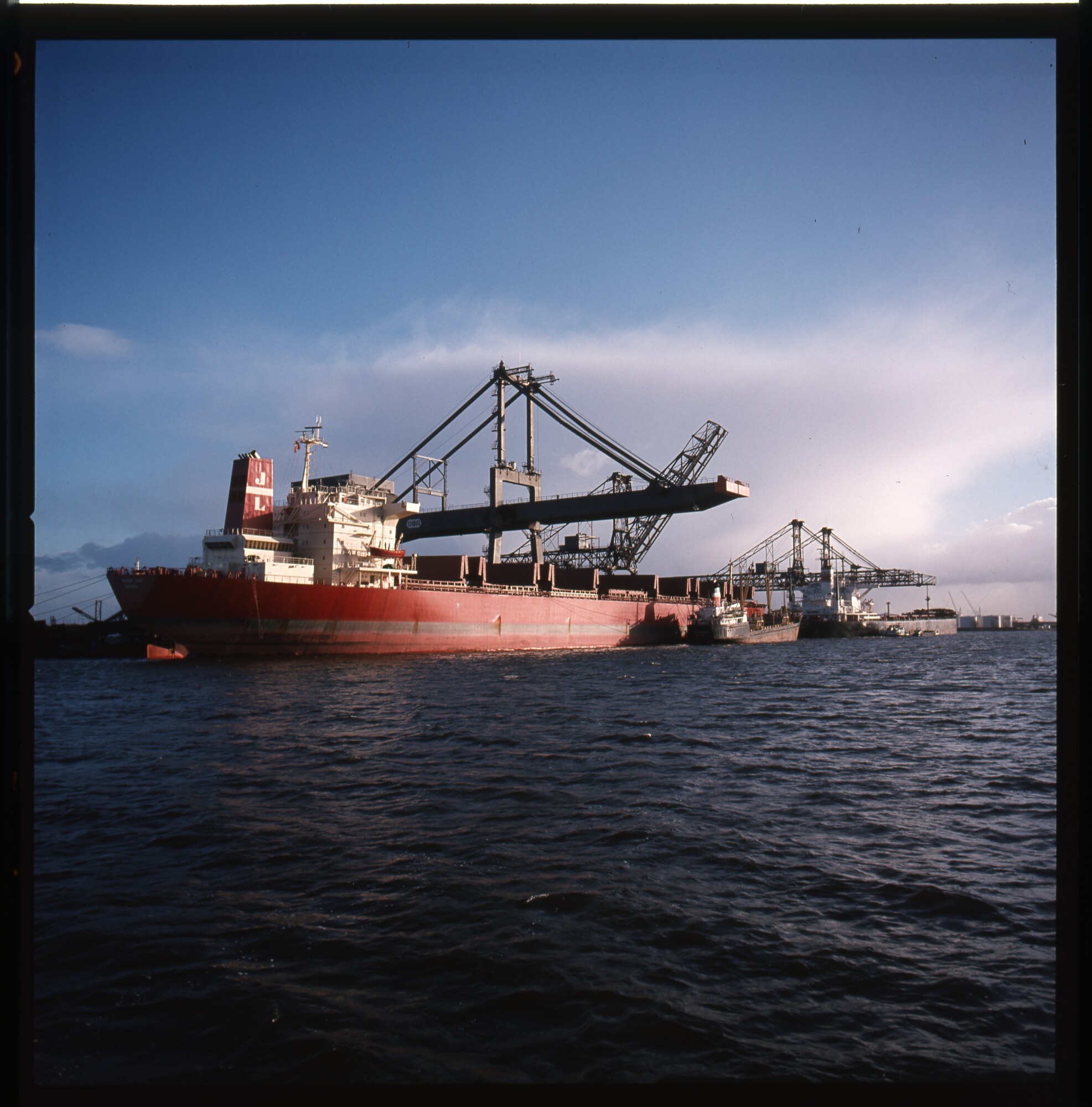 S.9100(8611); Massagoedoverlag bij de Overslag Bedrijf Amsterdam (OBA) aan de Westhaven te Amsterdam; diapositief