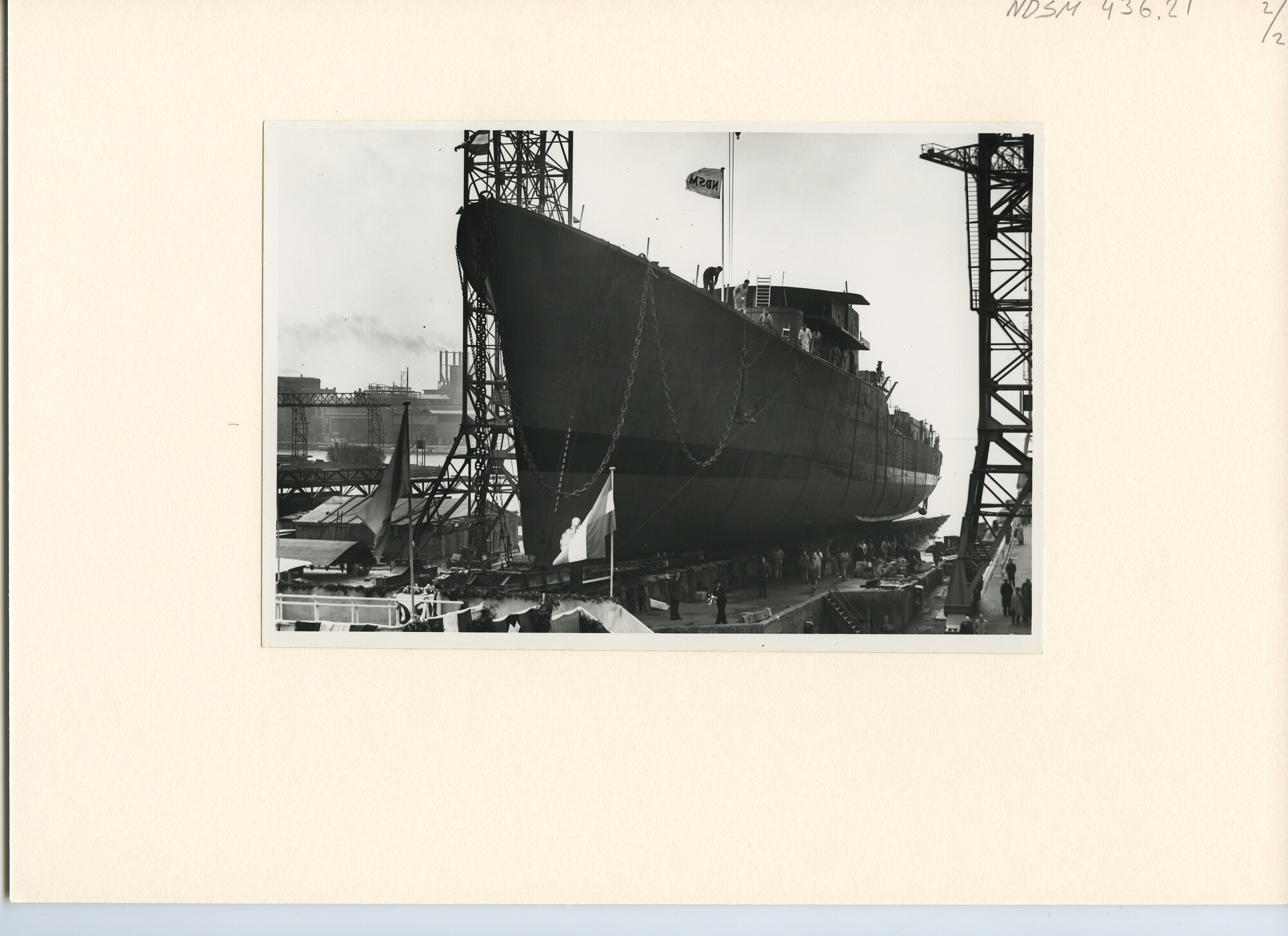 S.5444(2082)2; Foto van de tewaterlating van de onderzeebootjager Hr.Ms. Drenthe (D 816); foto