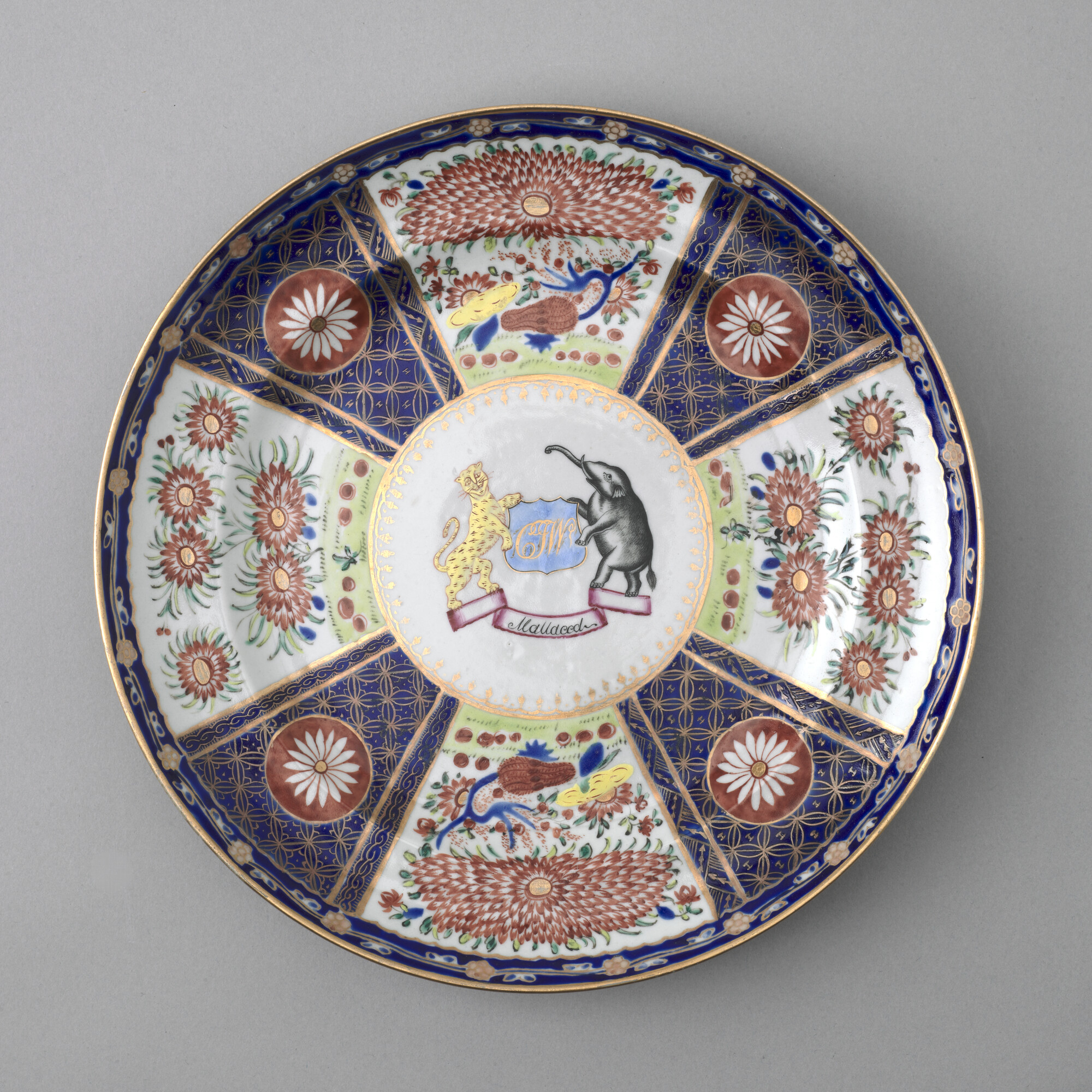 S.1277(02)37; Groot, plat bord gedecoreerd met polychroom wapenschild; plat bord