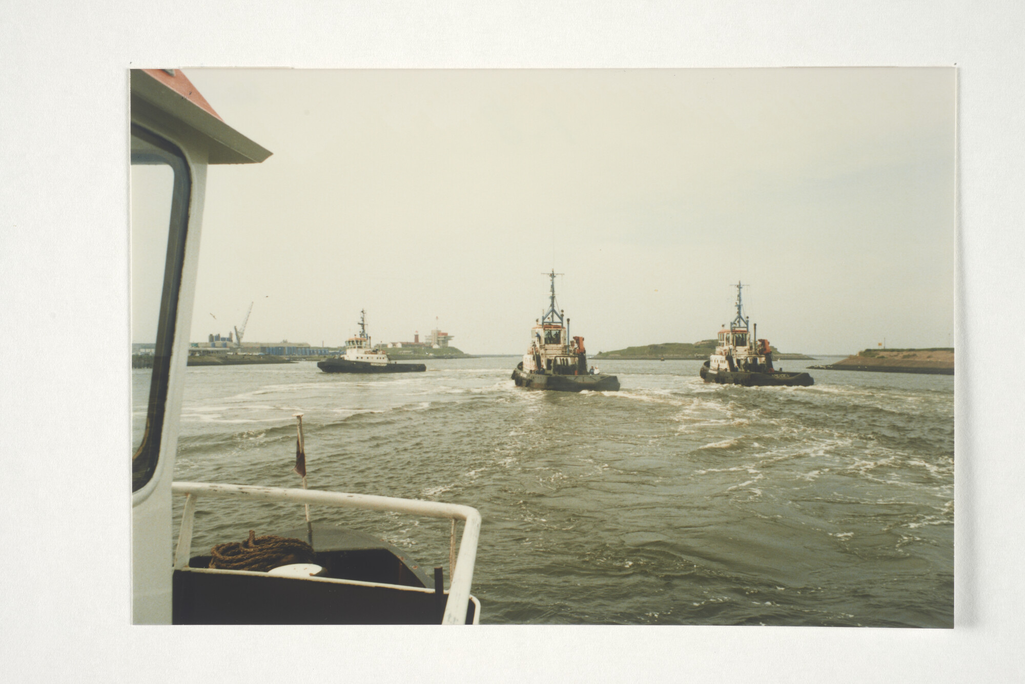 2001.1688; Passage van de sluis in IJmuiden en protest voor de sluizen tijdens de [...]; fotoreportage