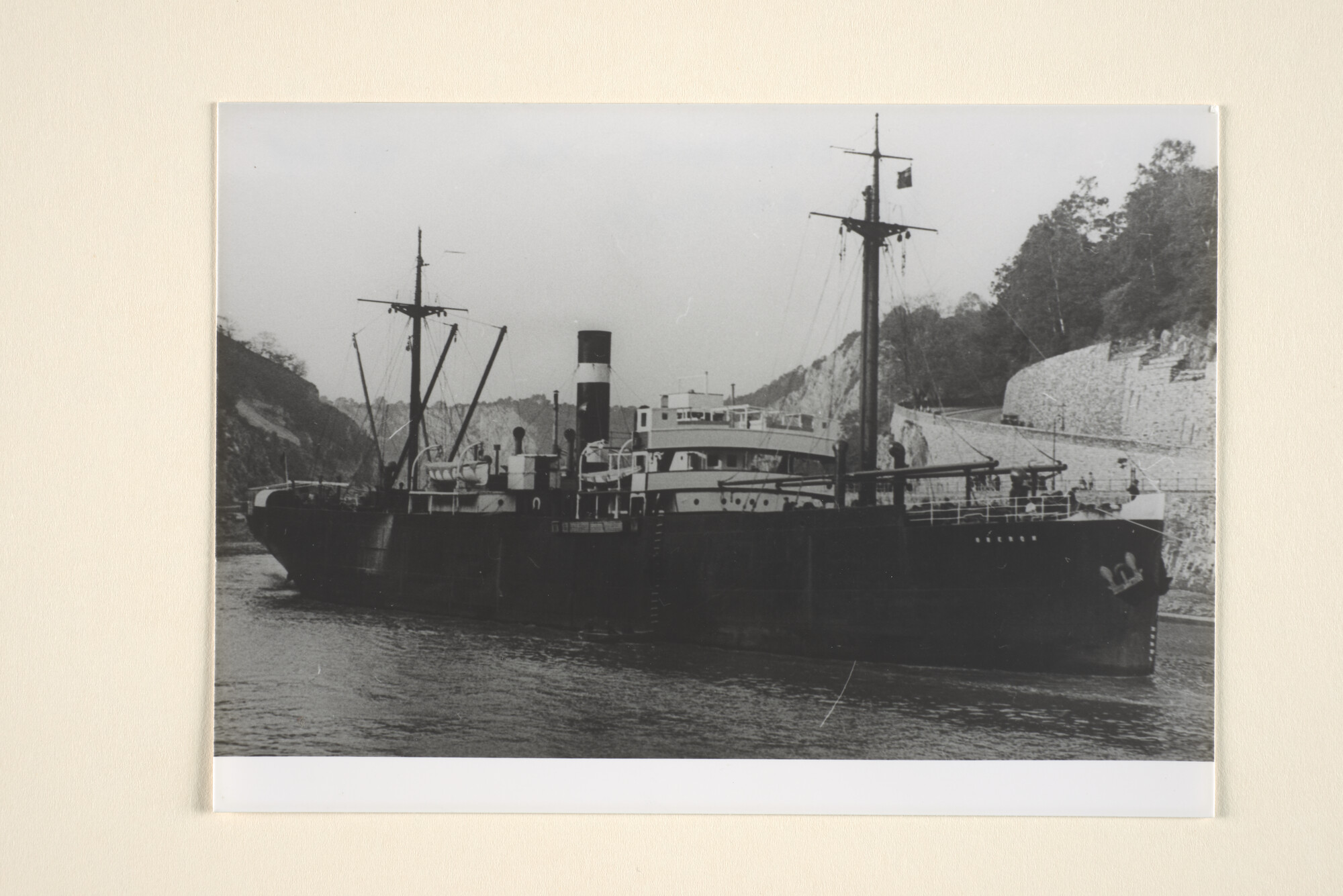 1995.6898; Het vrachtschip ss. Oberon (ex- USSA) van de KNSM op sleep door een nauw kanaal in Groot-Brittannië; foto