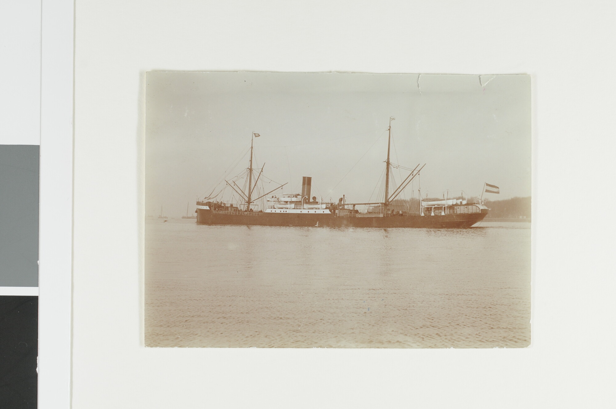 S.3565(60); Het vrachtschip ss. 'Timor' bij het vertrek uit de haven van Amsterdam; foto