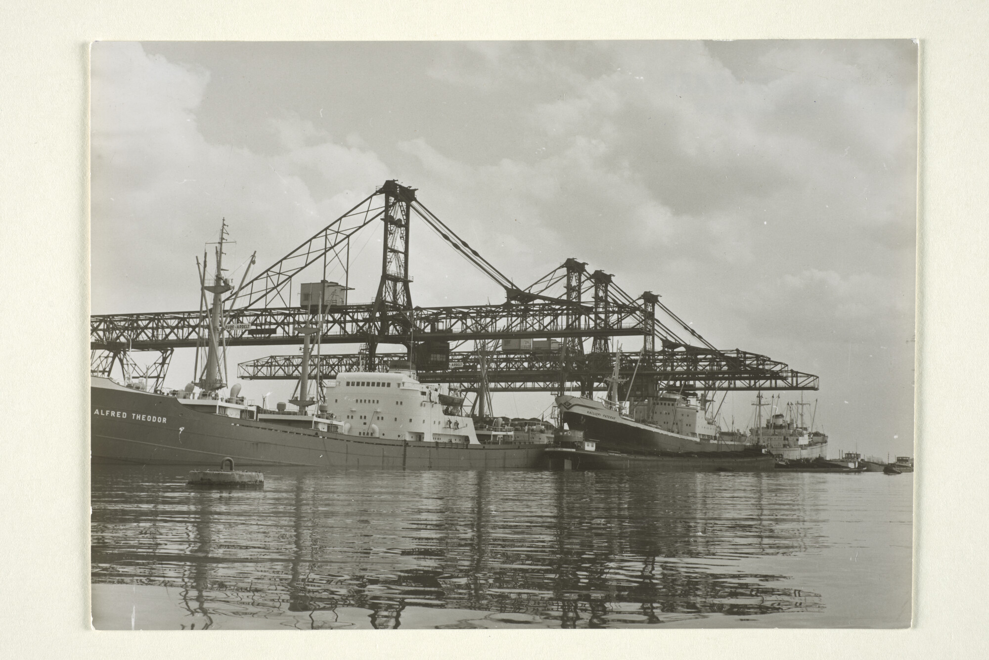 1997.1172; De bulkcarriers ms. Alfred Theodor en Kalliopi Pateras zijn bezig met het [...]; foto