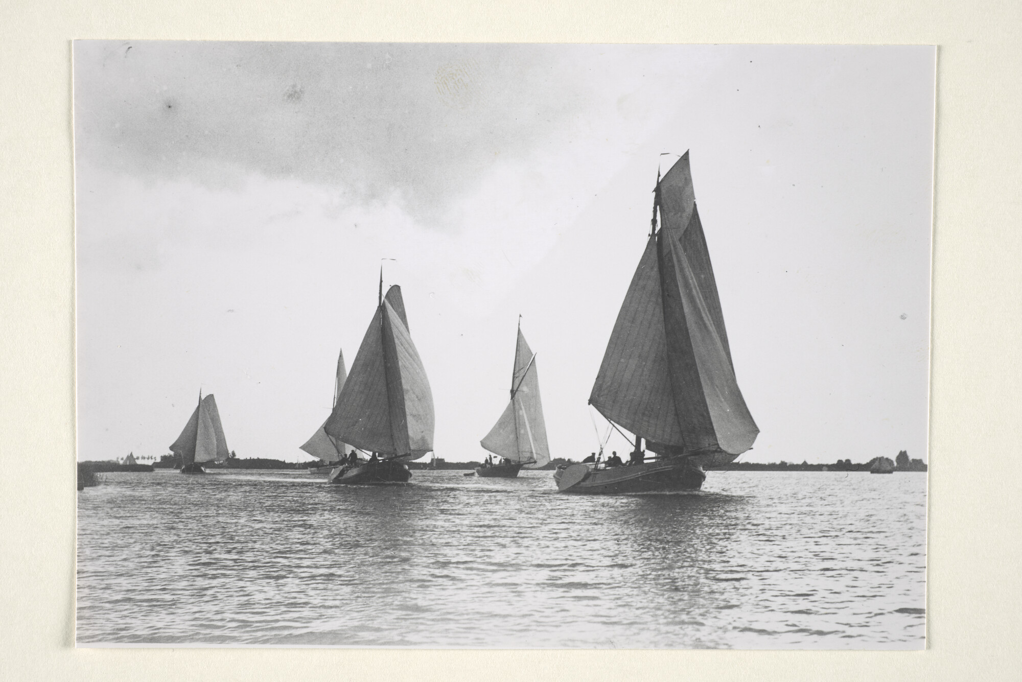 1997.1848; 'Voor de wind': Een vloot van grote boeiers zeilt voor de wind op het Brasemermeer, 1892; foto
