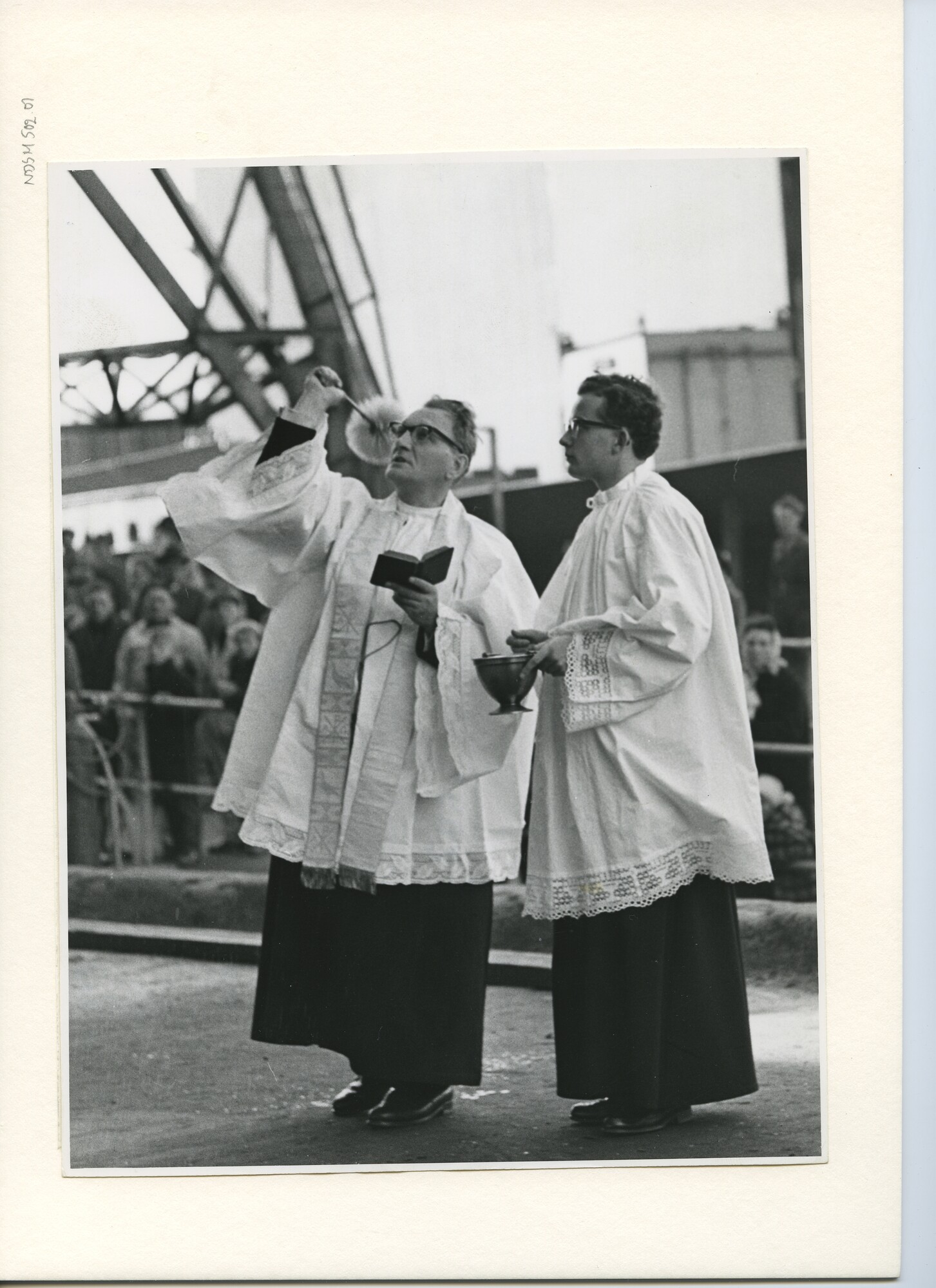 S.5444(2906)03; Foto van de tewaterlating van het Franse koelschip ms. Mungo bij de NDSM; foto