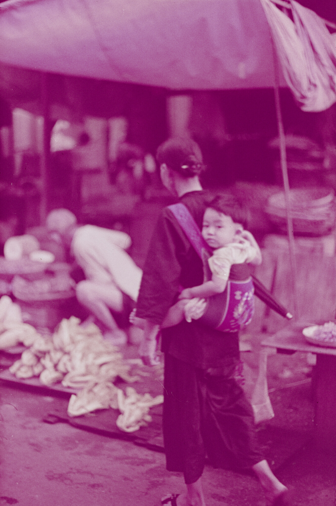 2015.0475; Dia van een markt in Singapore; diapositief