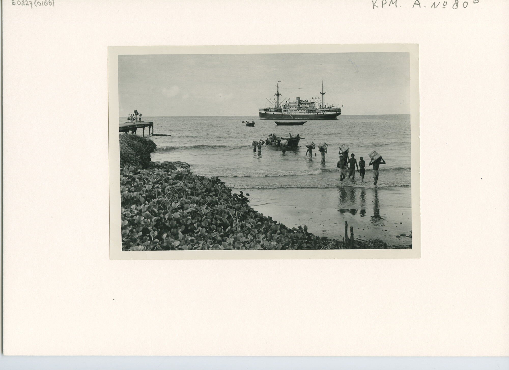 B.0227(0183); Gezicht vanaf het strand van Goenoeng Sitoli (Oost-kust Nias): het lossen van kisten; foto