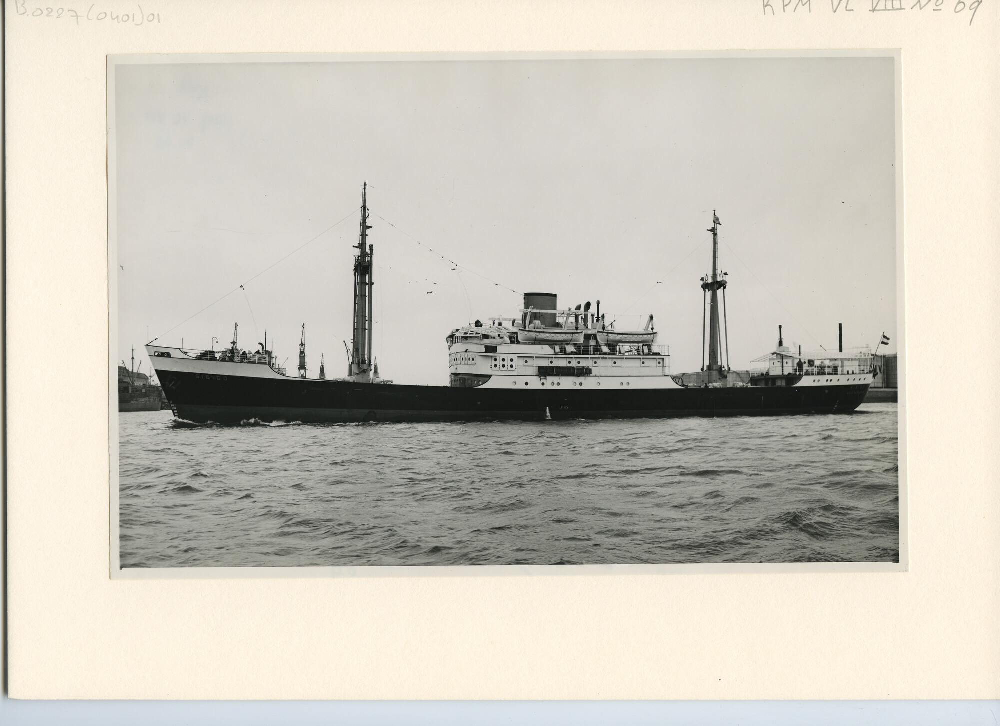 B.0227(0401)01; Foto van ms. Sibigo tijdens het vertrek naar zee voor de proefvaart; foto