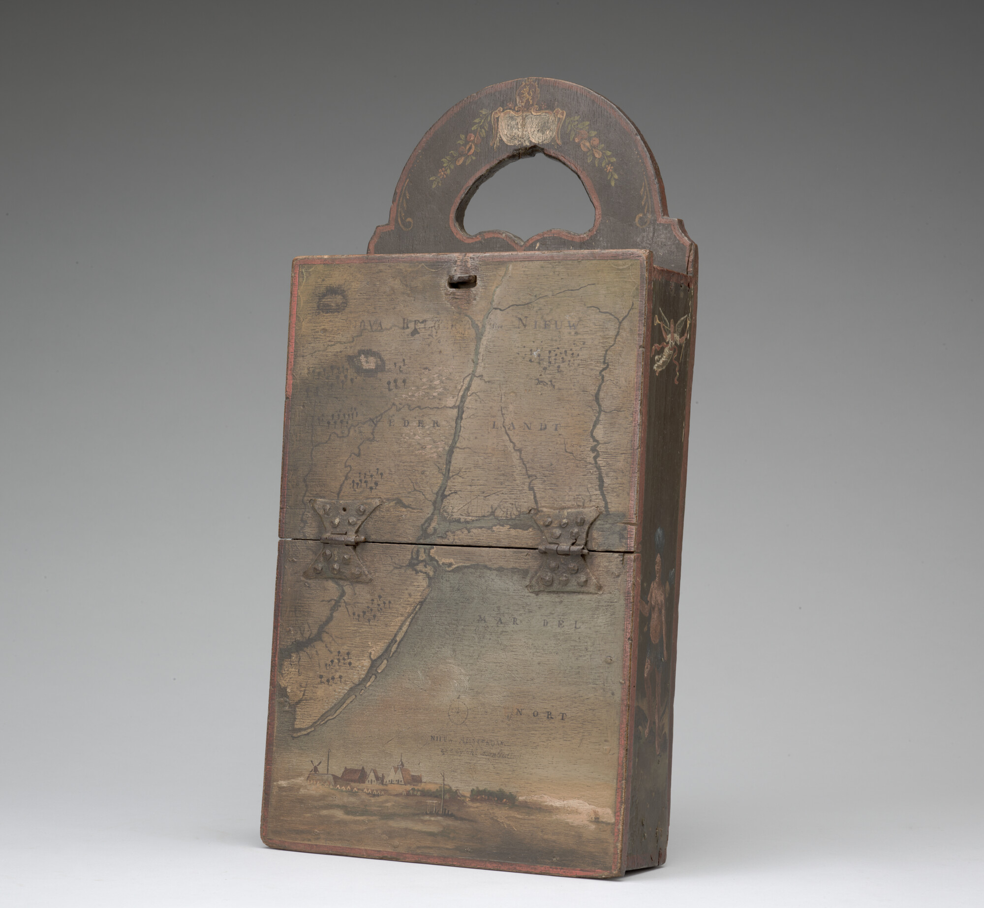 S.2350(01); Schooltas van hout met beschildering van Nieuw-Amsterdam; tas