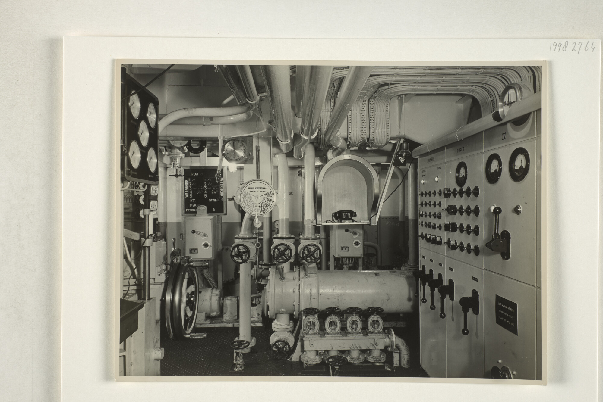 1998.2764; Interieurfotos van de machinekamer van een (Frans) schip gebouwd bij de [...]; fotoreportage
