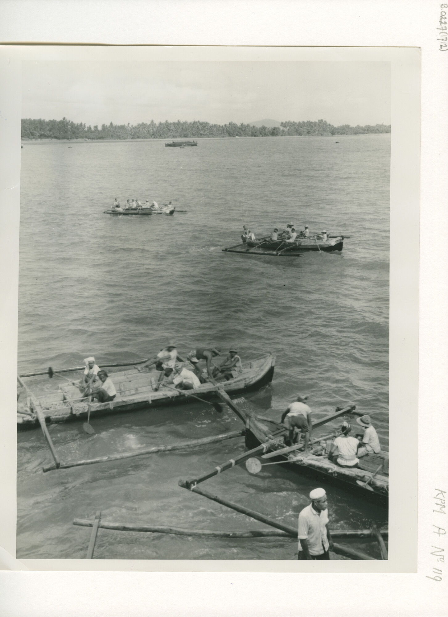 B.0227(1712); Foto van kleine boten in Ampenan; foto