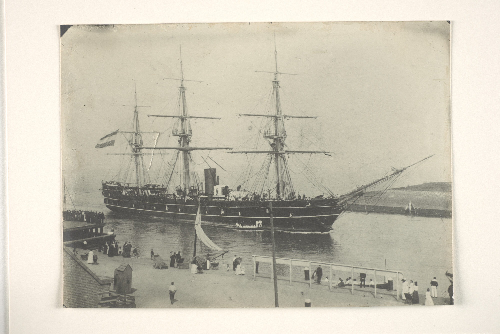 1995.1407; Het fregat Hr.Ms. Van Speijk (of het zusterschip Johan Willem Friso) in de haven van het Nieuwe Diep; foto