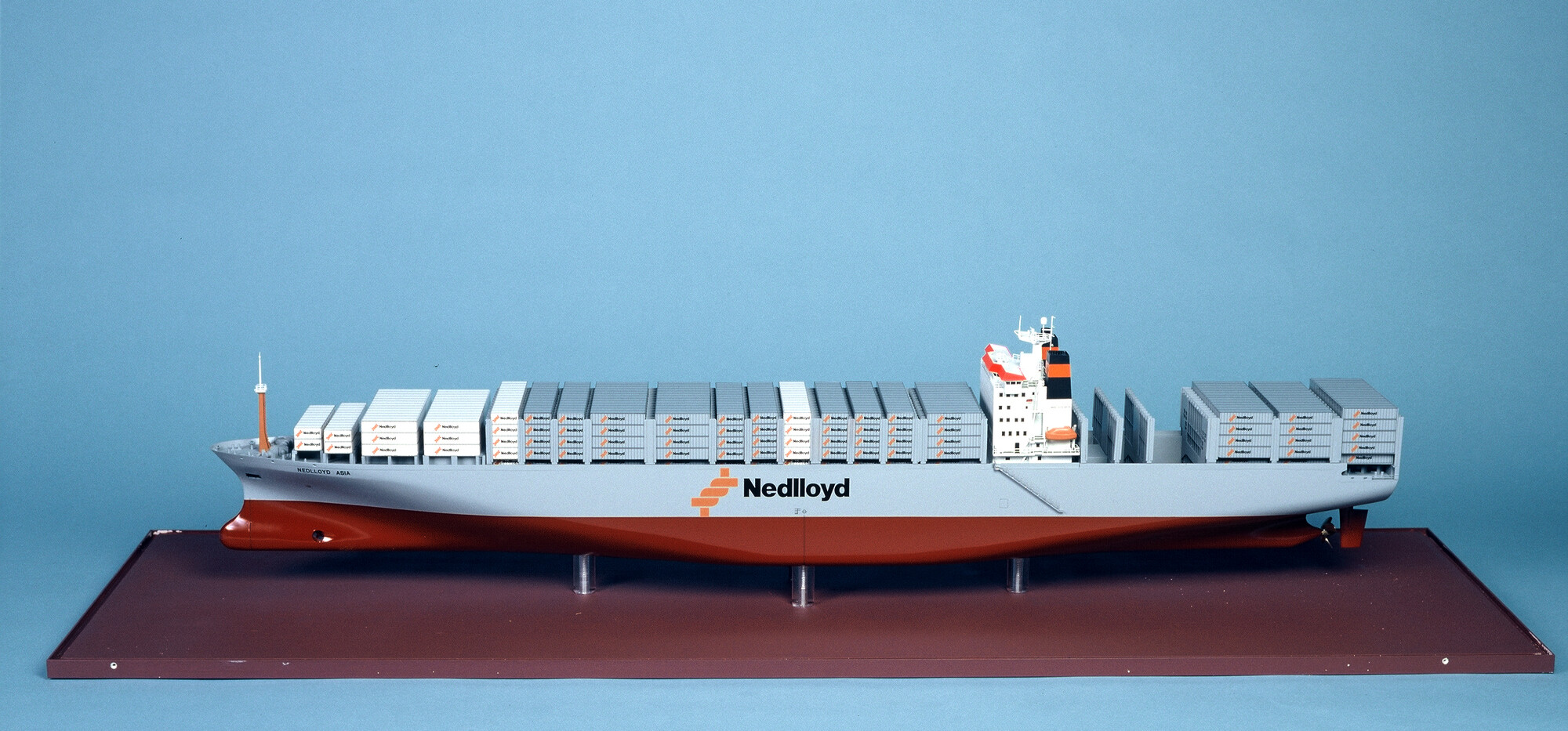 1993.2711; Model van het containerschip ms. Nedlloyd Asia; scheepsmodel