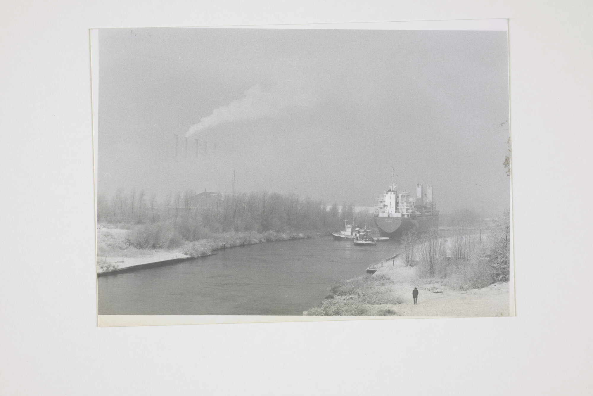 2000.1875; Het vrachtschip ms. Yemen Pioneer van de Yemen Gulf Line (Holland) vertrekt [...]; foto