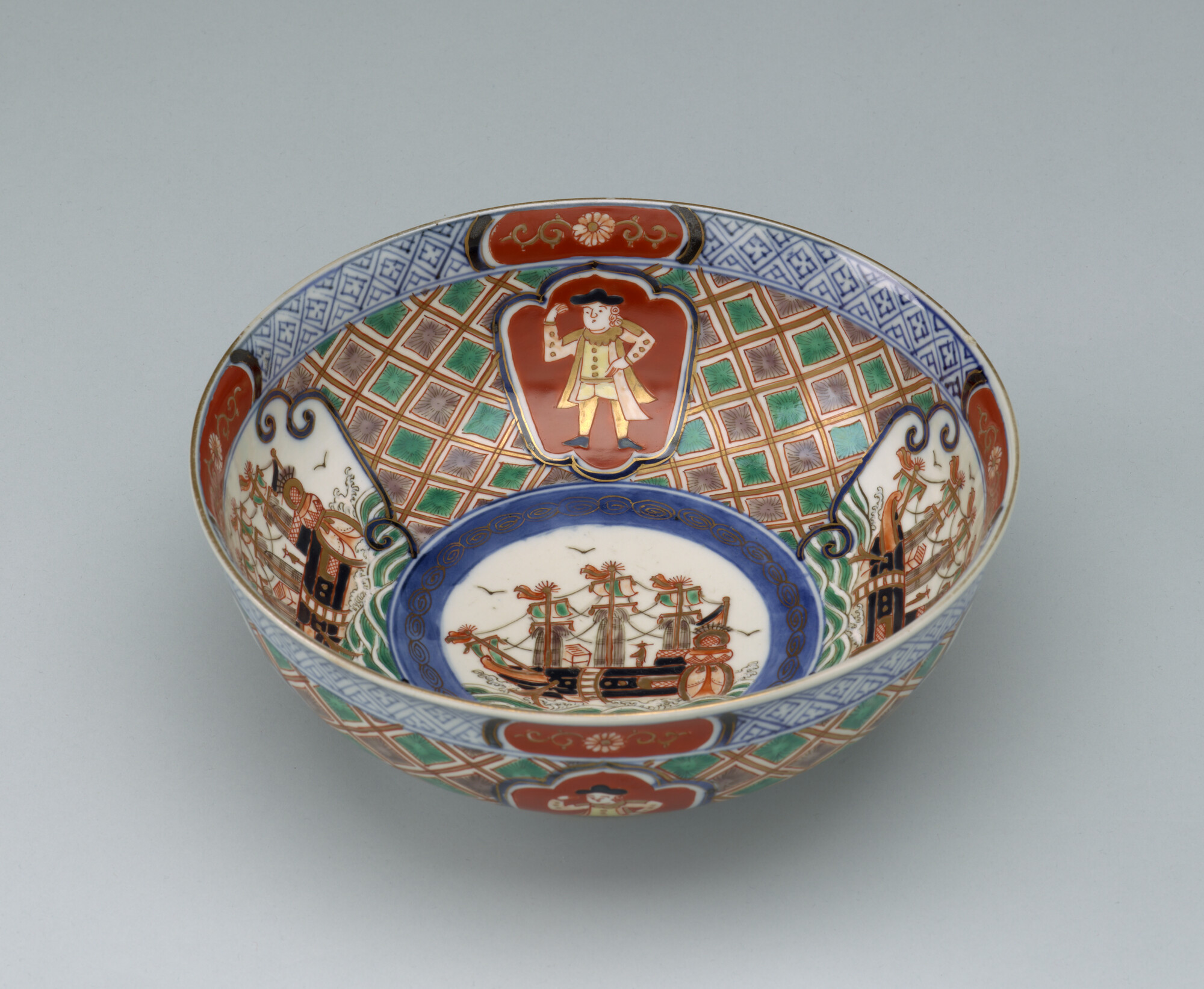 A.2917(01); Kastkom van Japans porselein, met voorstelling van schepen en mannen; kom