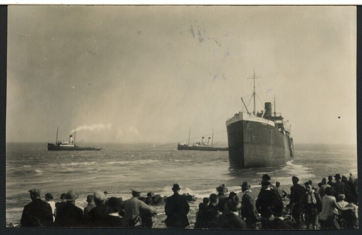 1990.0037; Stranding en berging op de zeedijk bij Den Helder van het Griekse vrachtschip [...]; prentbriefkaart-serie