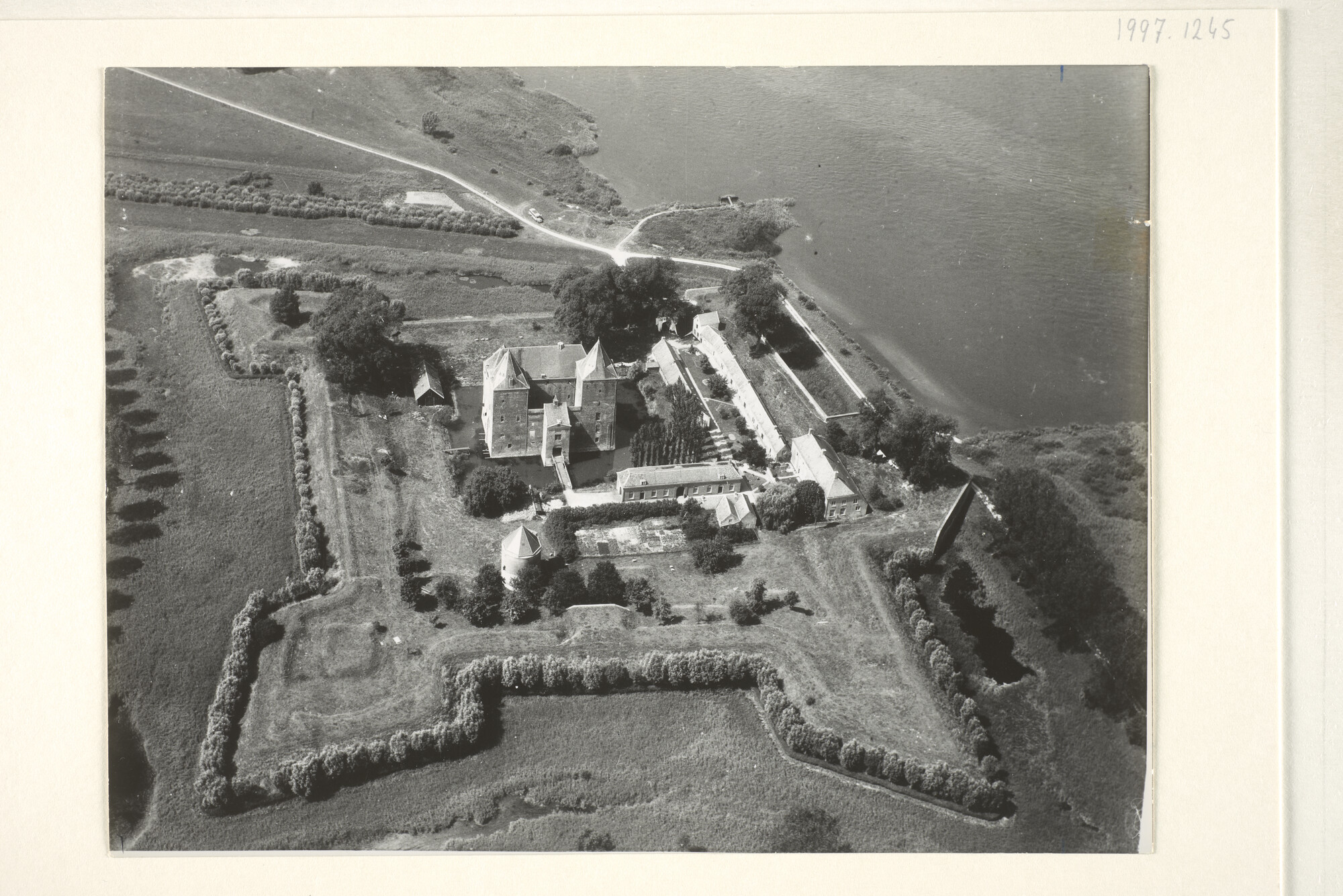 1997.1245; Luchtfoto van kasteel Loevestein; foto