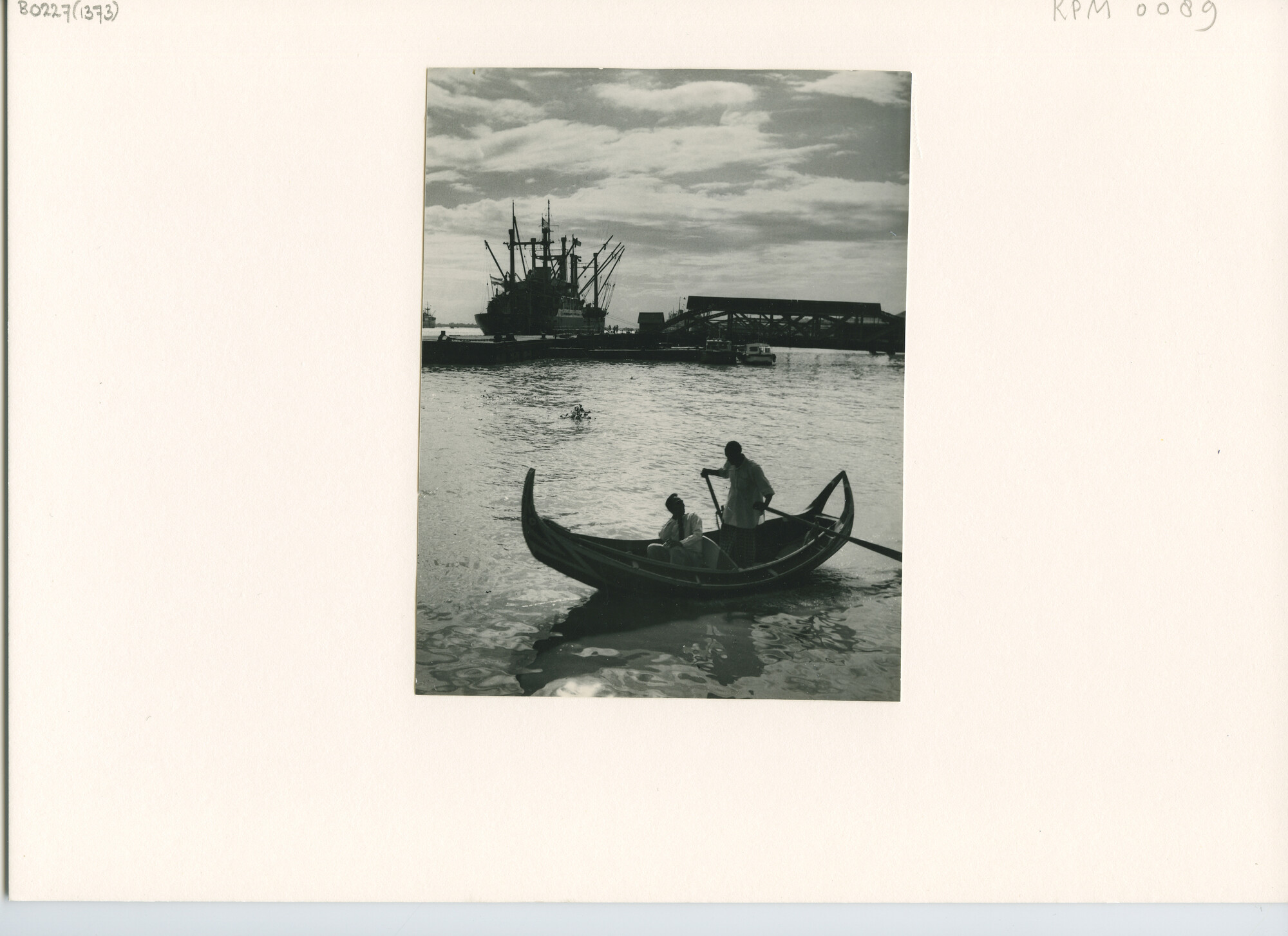 B.0227(1373); Het ms. 'Sabang' liggende aan de steiger in de haven van Rangoon; foto