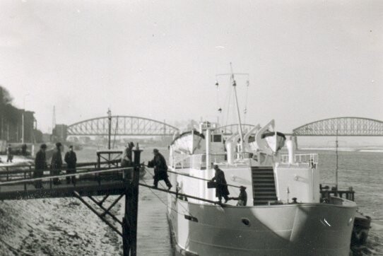 S.5219(12)0710; Foto's van de proeftocht van het passagiersschip (vluchtschip) Willem I (ex- LCT 443) verbouwd op de ASM-werf te Arnhem [...]; fotoreportage