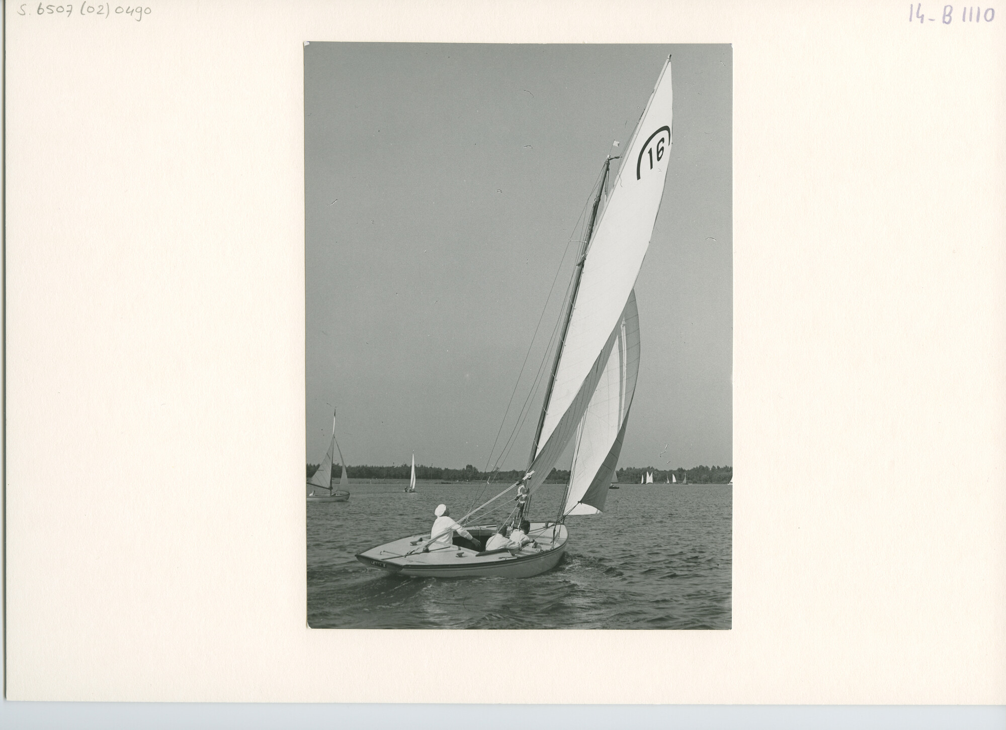 S.6507(02)0490.01; Zwart-wit foto van de Regenboog nummer 16 ('Letty 2' [...]; foto